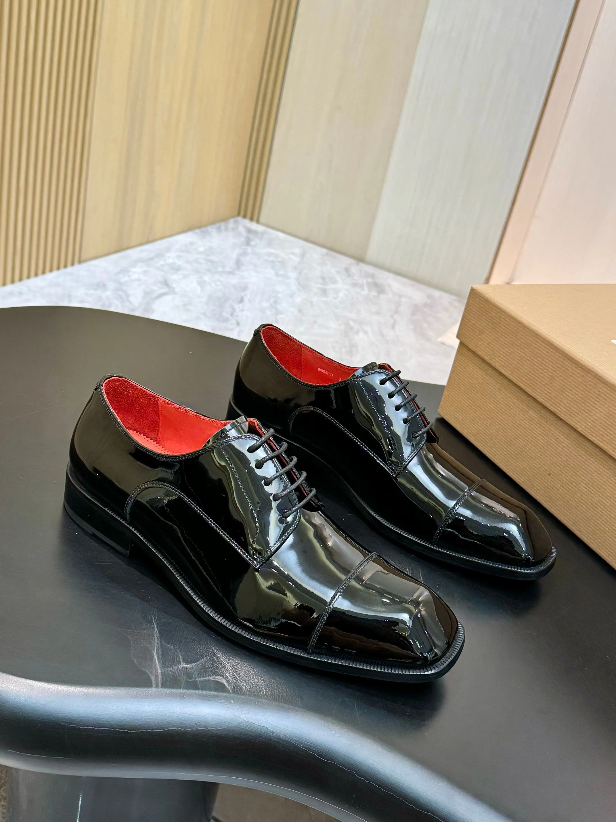 [CL red sole shoes] Top P: 1020💰 Size 39-44 (⚠️38.45.46.47 custom-made, non-returnable and non-exchangeable) 🆑High-end men's business formal leather shoes, original authentic top quality goods ••✅💯 Top original order purchasing agent! Original imported patterned cowhide ➕Imported cowhide lining ➕Cowhide feet ➕Original leather outsole~🉑️Feel free to compare the authentic ones!